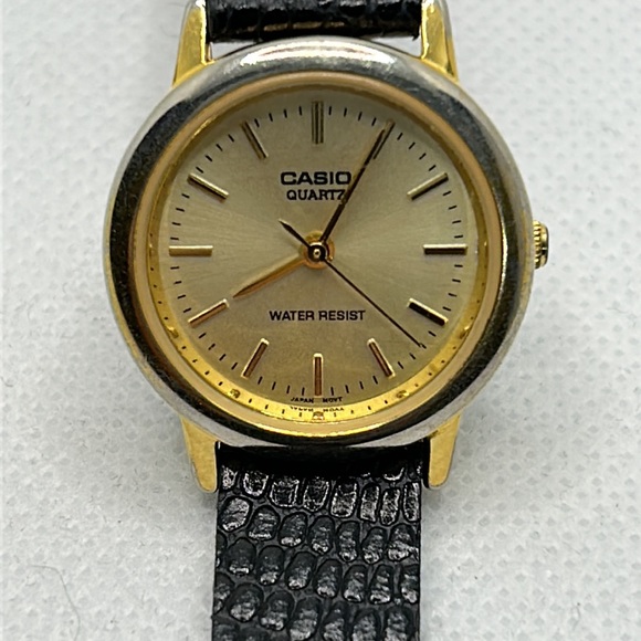 Classic Ladies Casio Watch- fits larger wrists - Picture 7 of 13